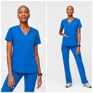 Figs Casma Three Pocket Scrub Top in Royal Blue Size XXL
